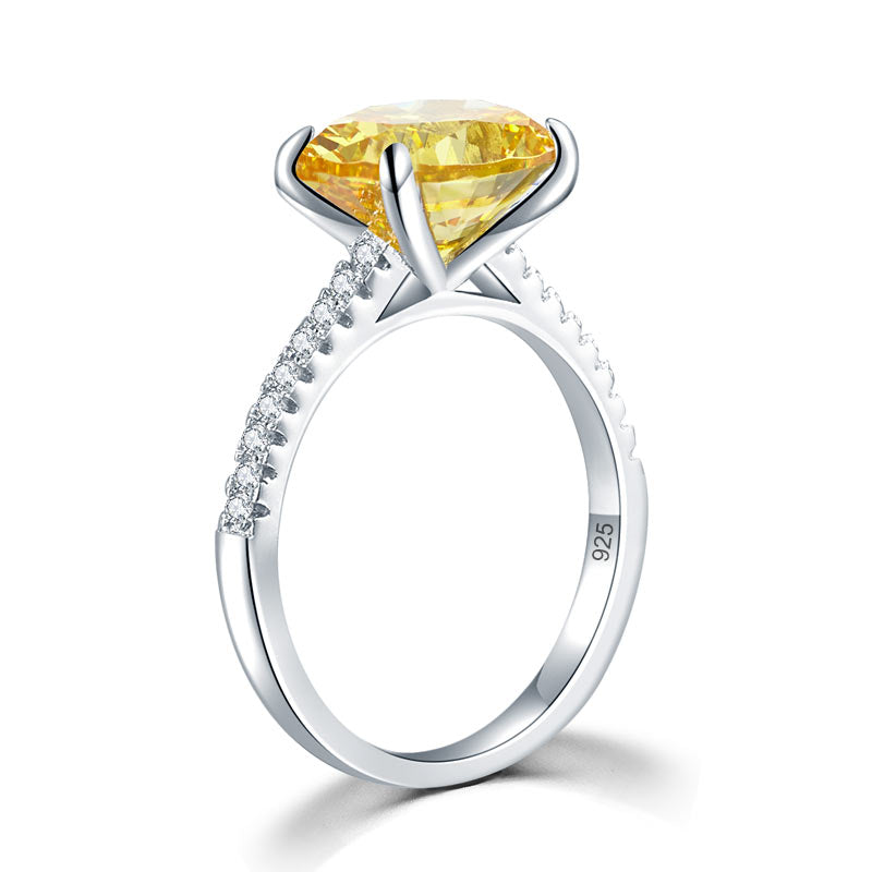 Anillo de plata de ley con diamante amarillo simulado de talla ovalada de 4 quilates