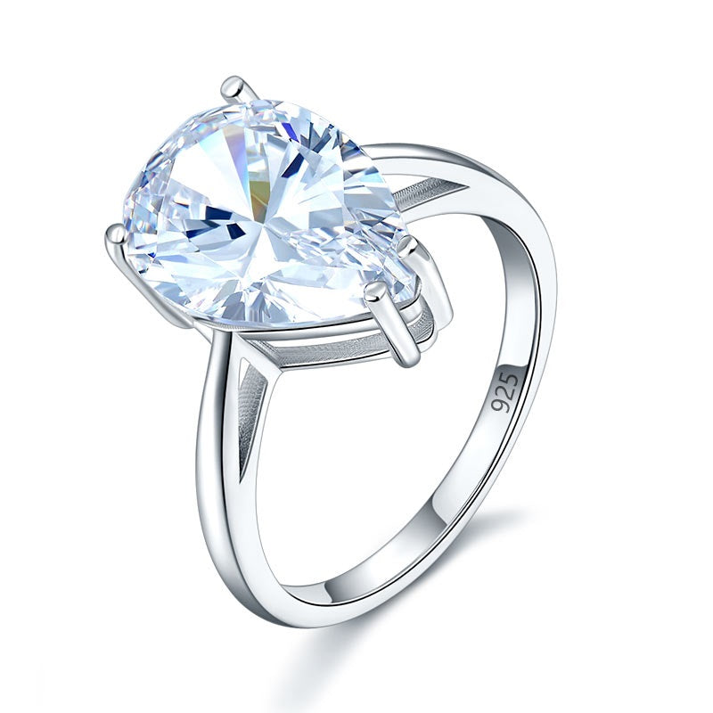 Anillo solitario de diamante simulado de talla pera de 4,5 quilates en plata de ley.