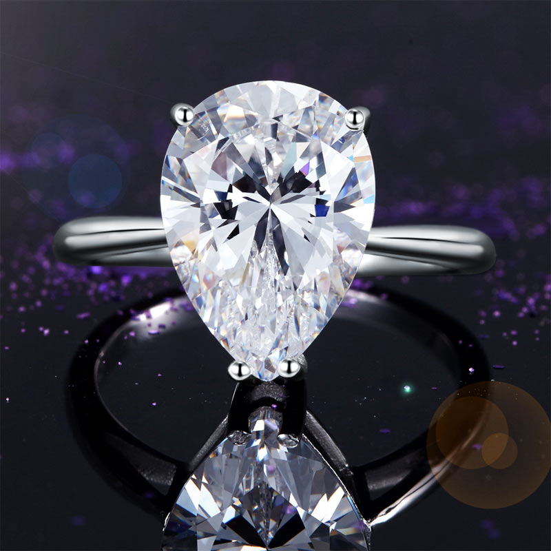 Anillo solitario de diamante simulado de talla pera de 4,5 quilates en plata de ley.