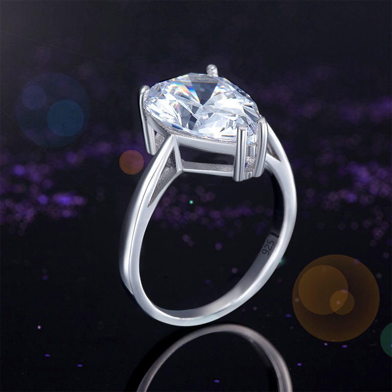 Anillo solitario de diamante simulado de talla pera de 4,5 quilates en plata de ley.