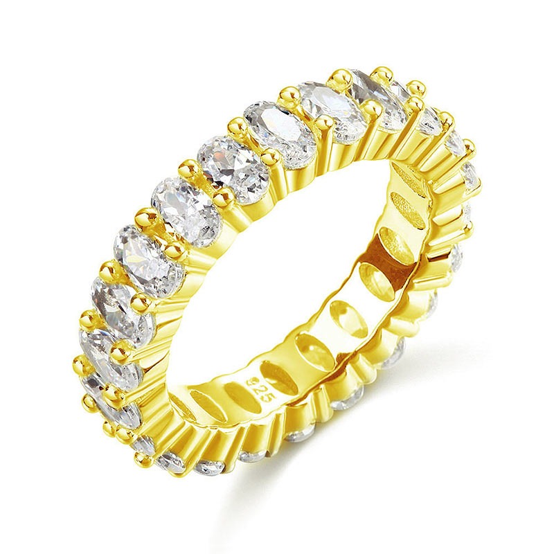 Anillo de eternidad con diamantes simulados de talla ovalada en oro amarillo y plata de ley.