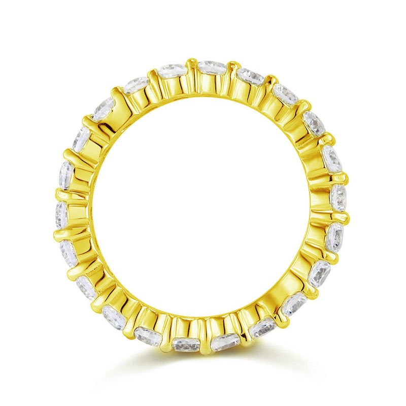 Anillo de eternidad con diamantes simulados de talla ovalada en oro amarillo y plata de ley.