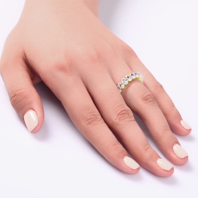 Anillo de eternidad con diamantes simulados de talla ovalada en oro amarillo y plata de ley.