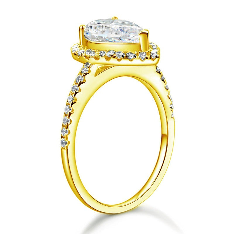 Anillo de halo de diamantes simulados de talla pera de 2 quilates en plata de ley bañada en oro amarillo.
