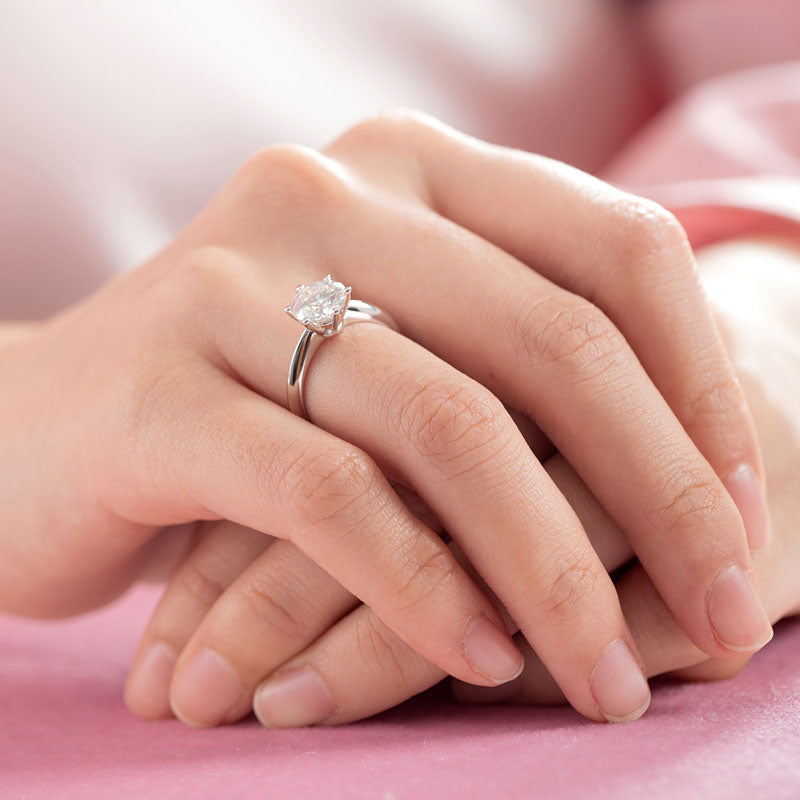 Anillo de compromiso solitario de diamante y moissanita de 6 puntas de 1,5 quilates en plata de ley.