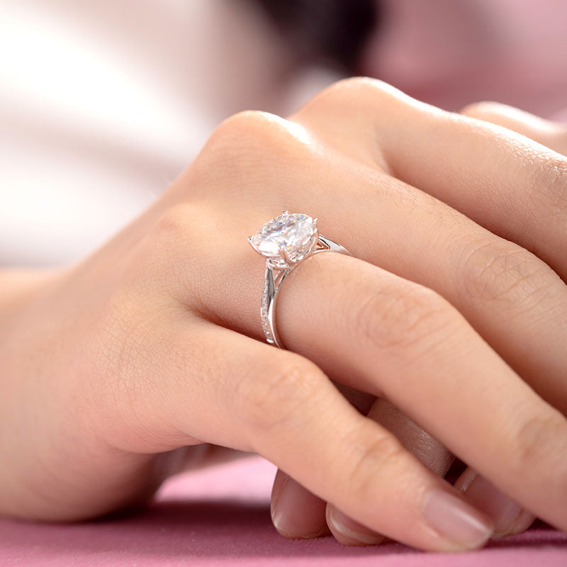 Anillo de compromiso de moissanita redonda de 3 quilates en plata de ley.