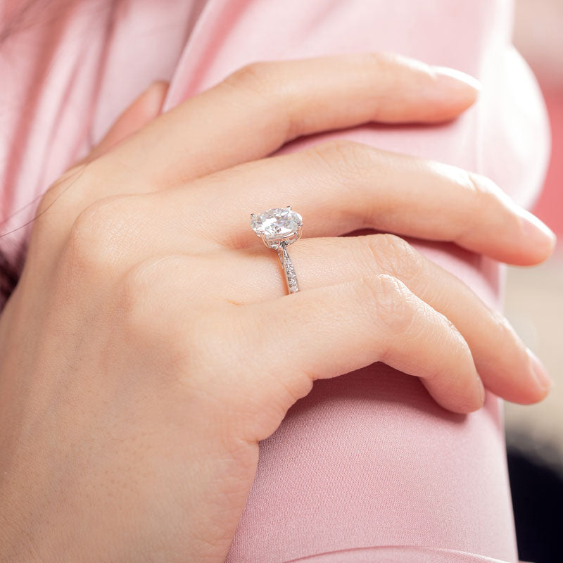 Anillo de compromiso de moissanita redonda de 3 quilates en plata de ley.
