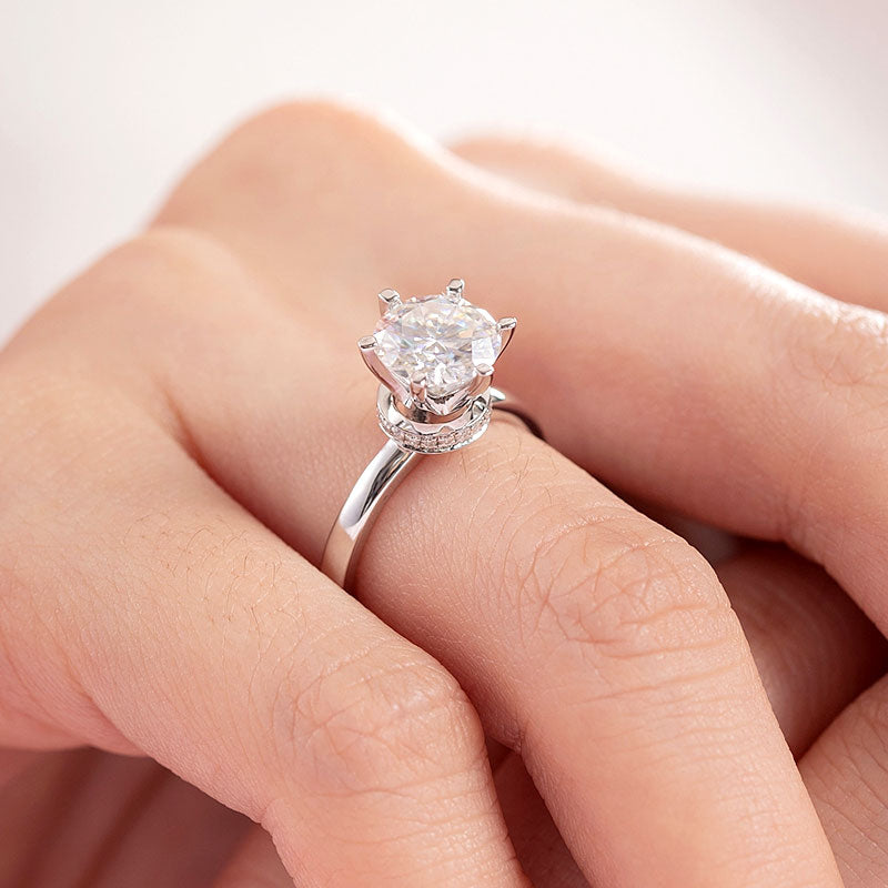 Anillo de compromiso de moissanita redonda de 2 quilates con halo de diamantes en plata de ley.