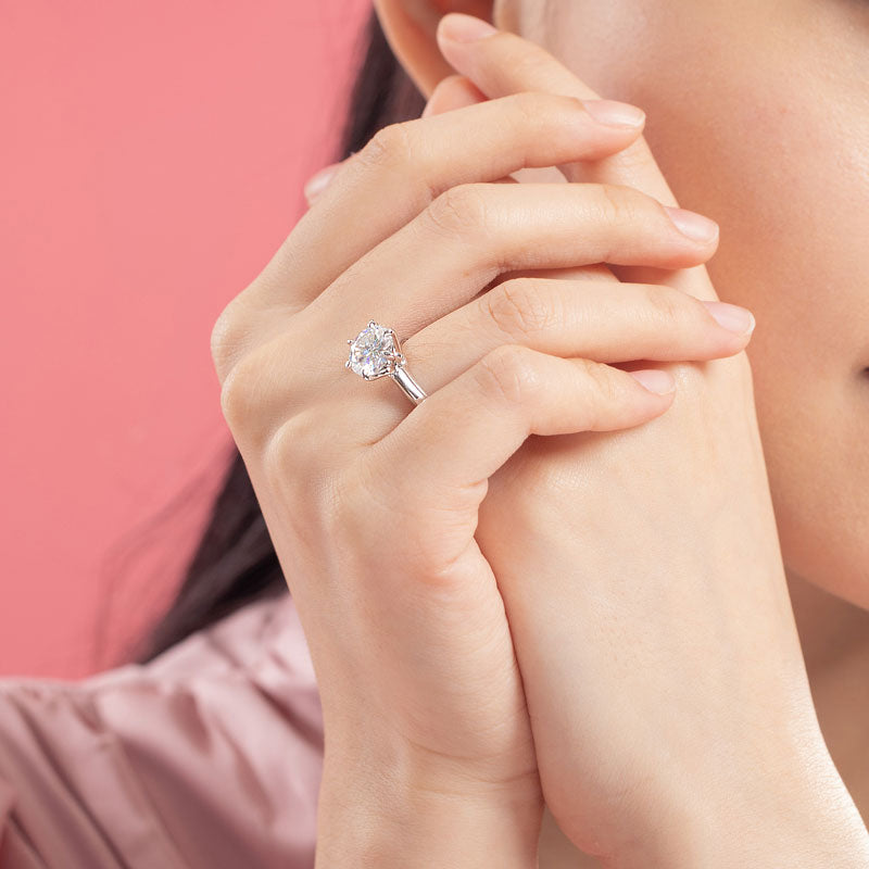 Anillo de compromiso solitario con diamante de moissanita redondo de 3 quilates en plata de ley.
