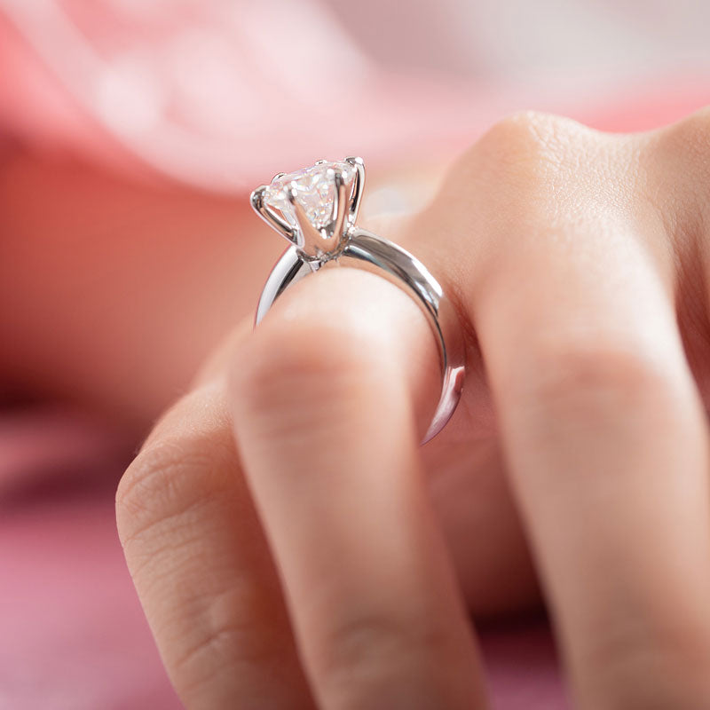 Anillo de compromiso solitario con diamante de moissanita redondo de 3 quilates en plata de ley.