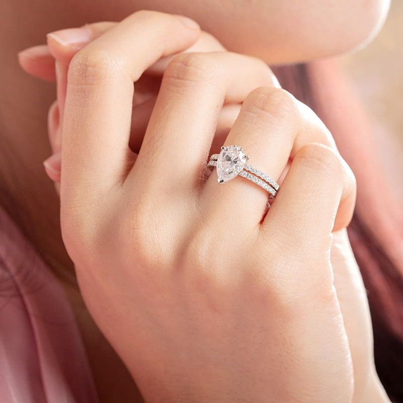 Conjunto nupcial de moissanita de 2 quilates con corte de pera y diamantes en plata de ley.
