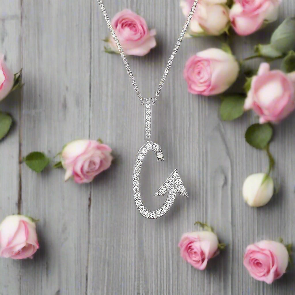 Collier avec pendentif initial en moissanite et argent sterling