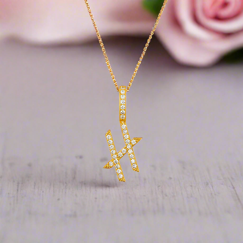 Collar con colgante inicial de moissanita en plata de ley bañada en oro