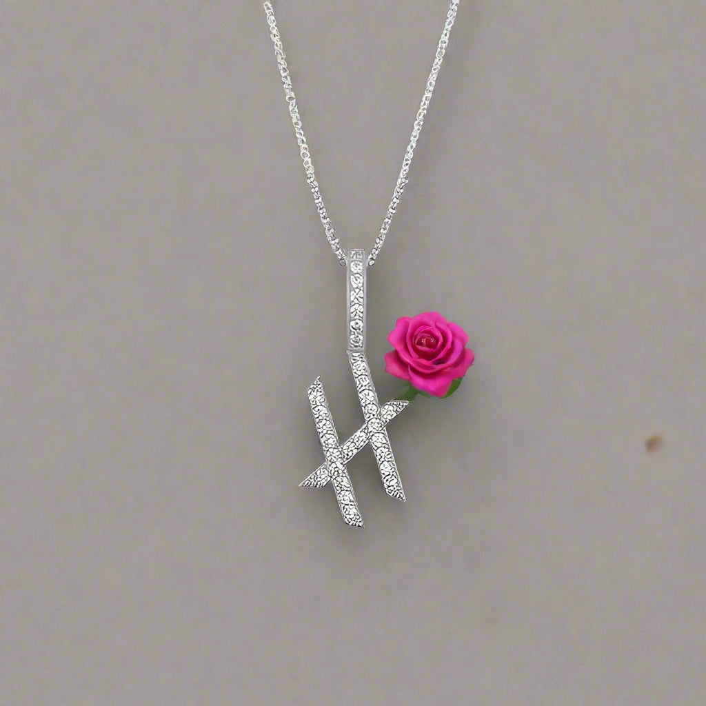 Collier avec pendentif initial en moissanite et argent sterling