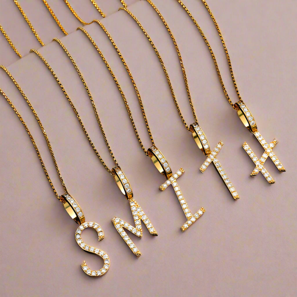 Collar con colgante inicial de moissanita en plata de ley bañada en oro
