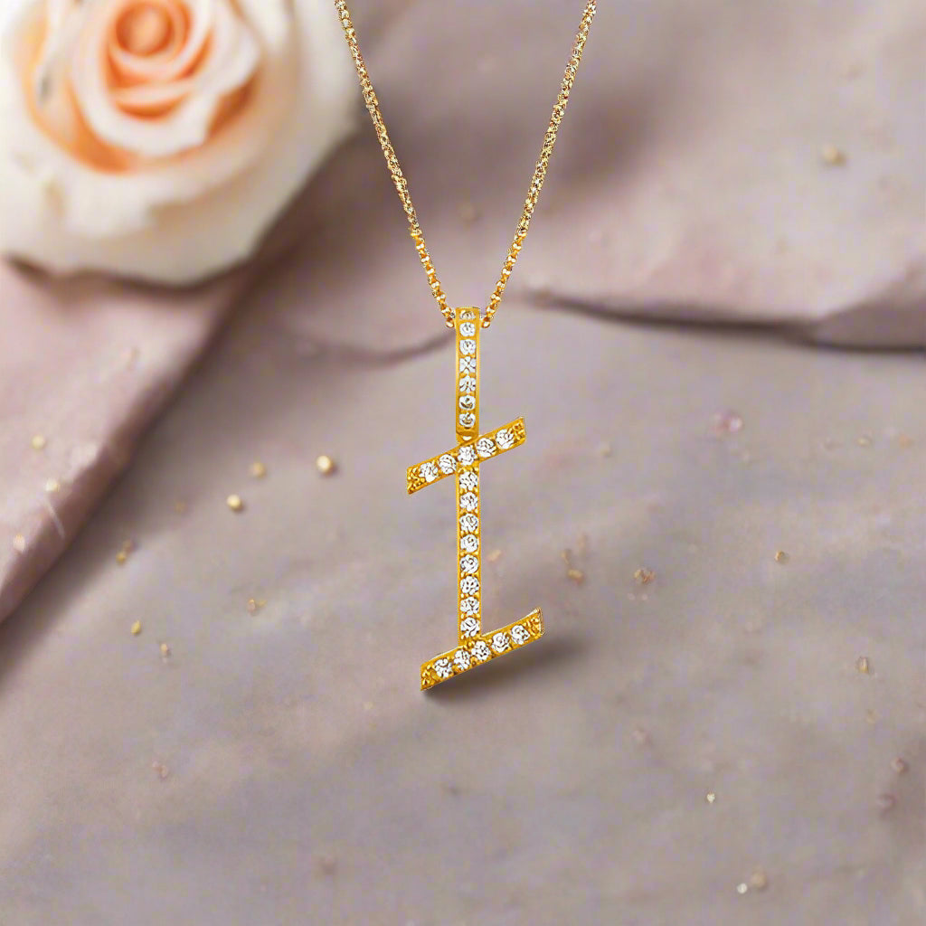 Collar con colgante inicial de moissanita en plata de ley bañada en oro