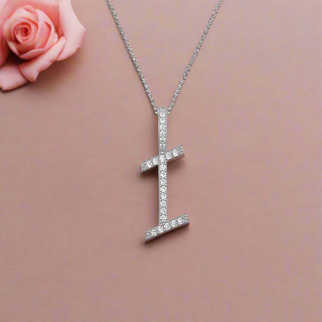 Collier avec pendentif initial en moissanite et argent sterling