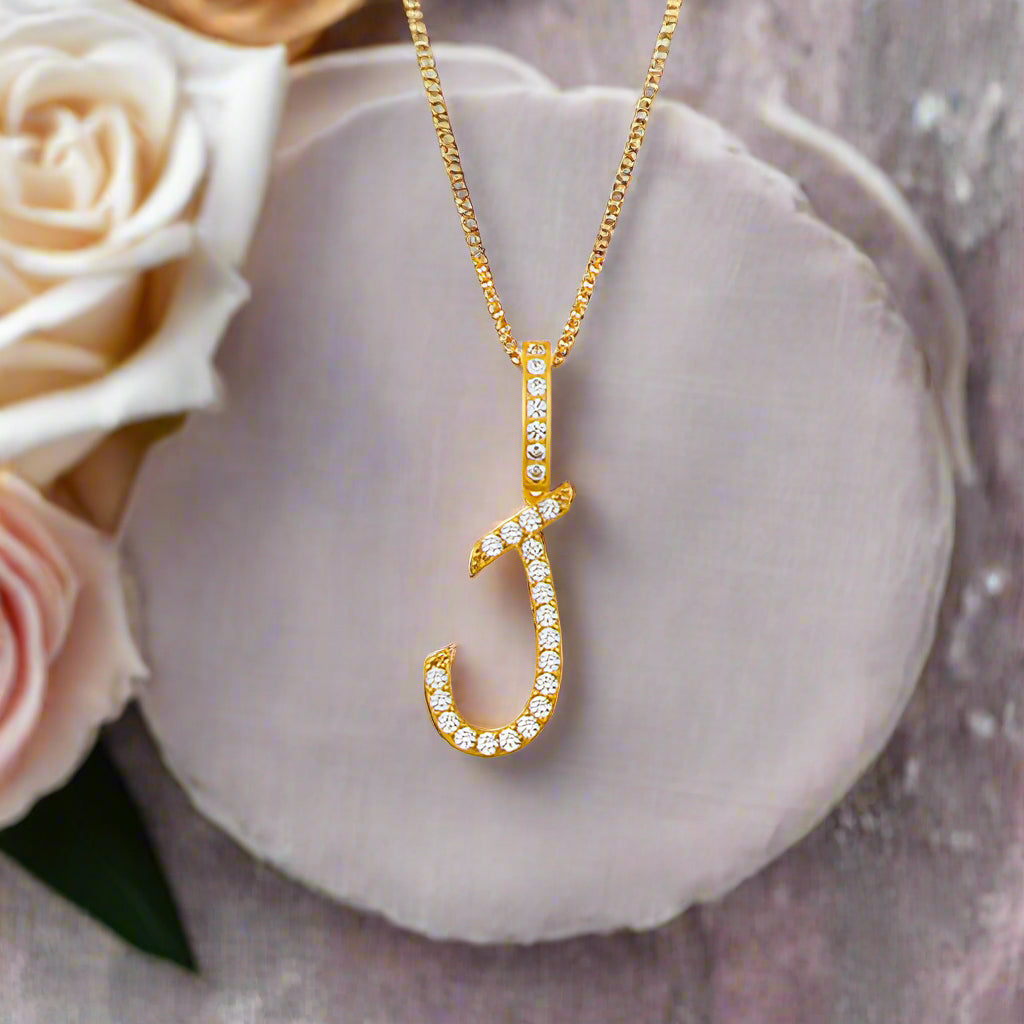 Collar con colgante inicial de moissanita en plata de ley bañada en oro