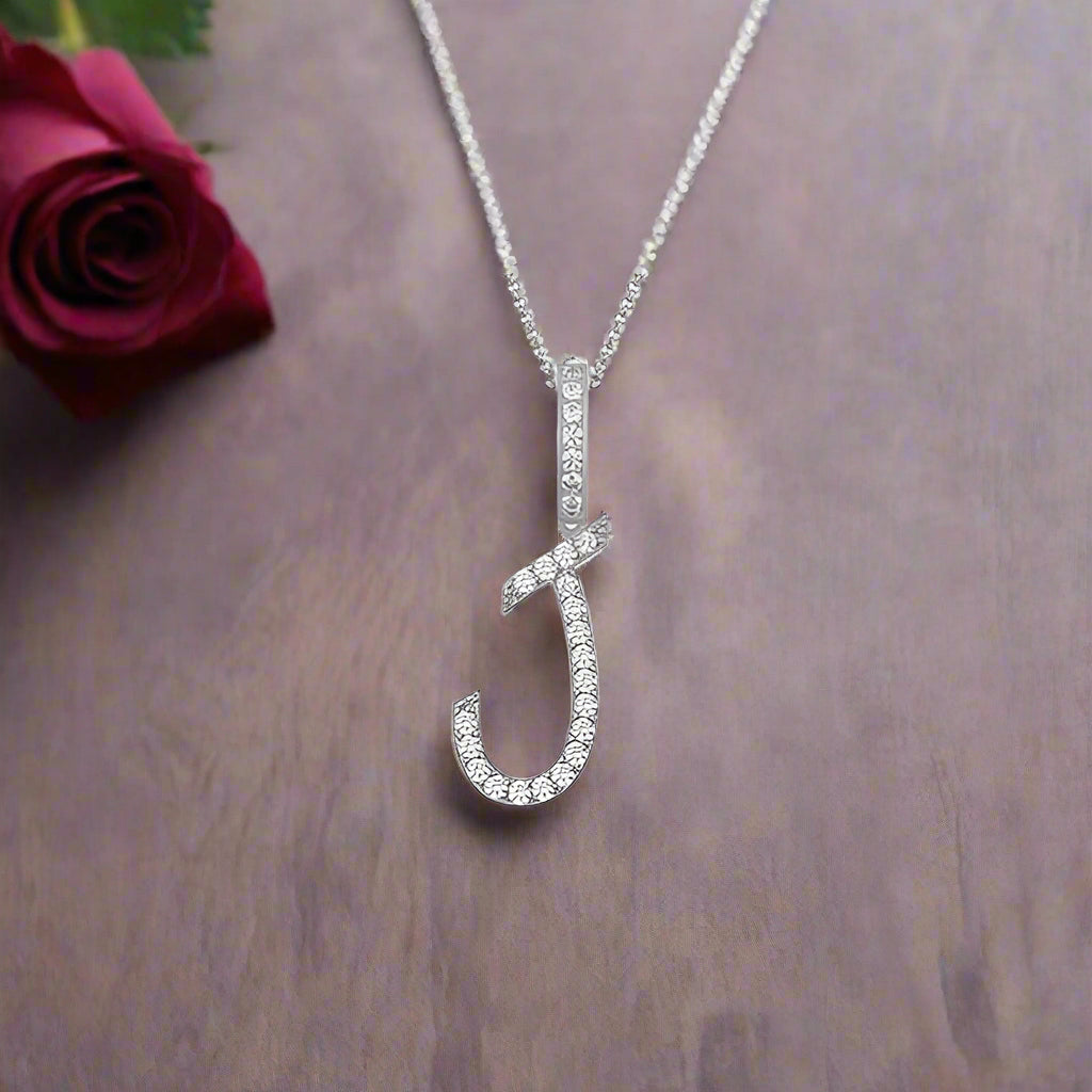 Collier avec pendentif initial en moissanite et argent sterling