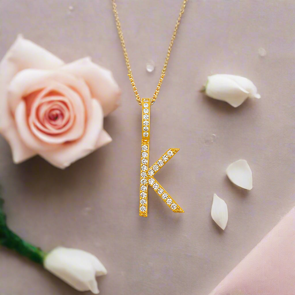 Collar con colgante inicial de moissanita en plata de ley bañada en oro