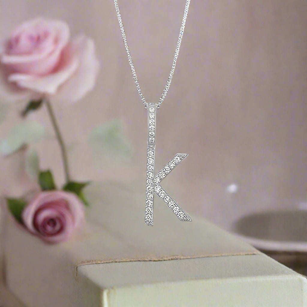 Collier avec pendentif initial en moissanite et argent sterling