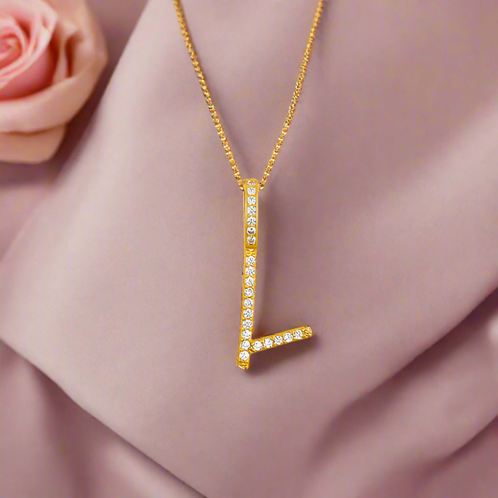 Collar con colgante inicial de moissanita en plata de ley bañada en oro