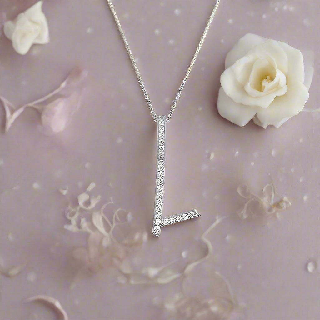 Collier avec pendentif initial en moissanite et argent sterling