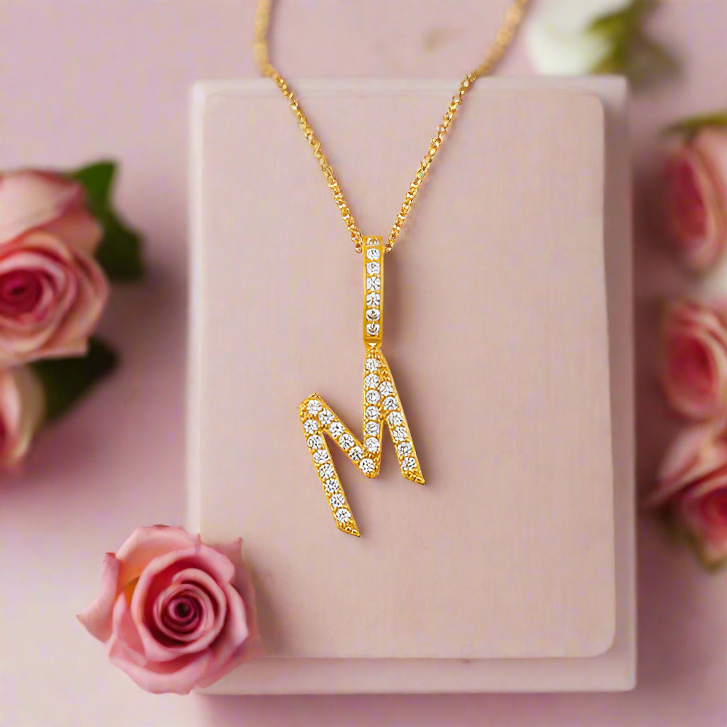 Collar con colgante inicial de moissanita en plata de ley bañada en oro