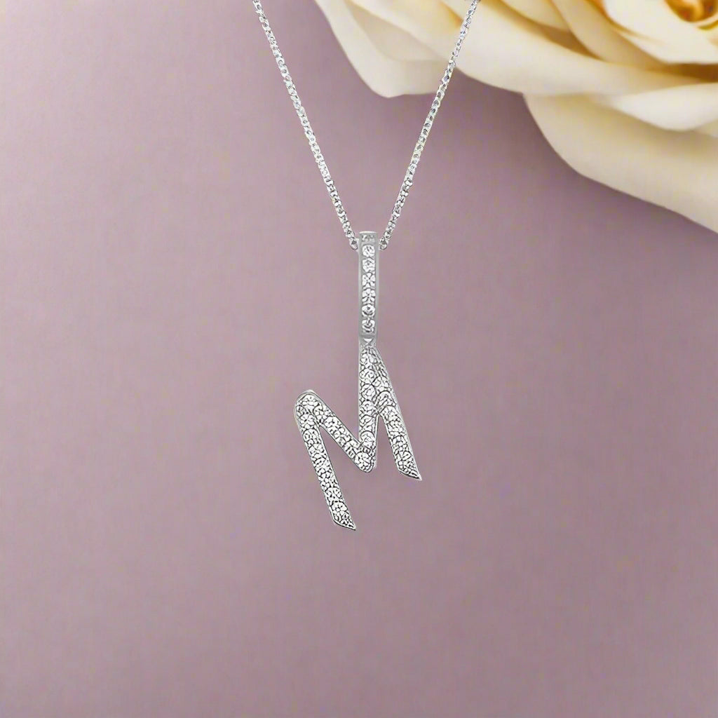 Collier avec pendentif initial en moissanite et argent sterling