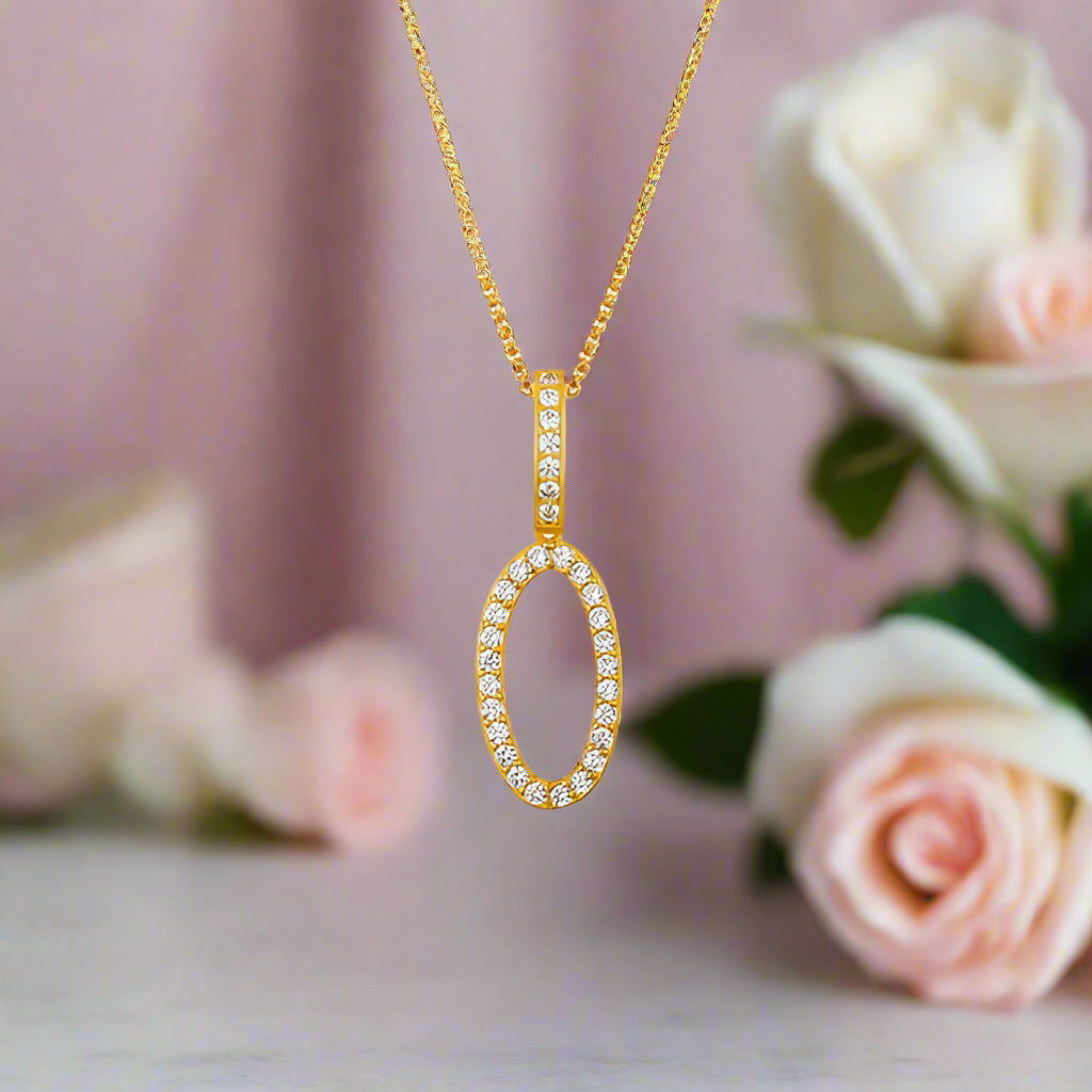 Collar con colgante inicial de moissanita en plata de ley bañada en oro