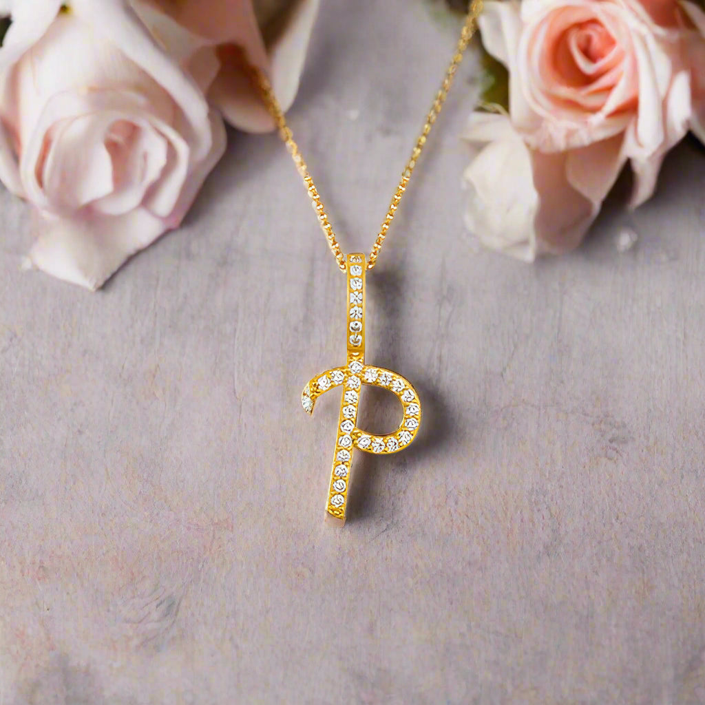 Collar con colgante inicial de moissanita en plata de ley bañada en oro