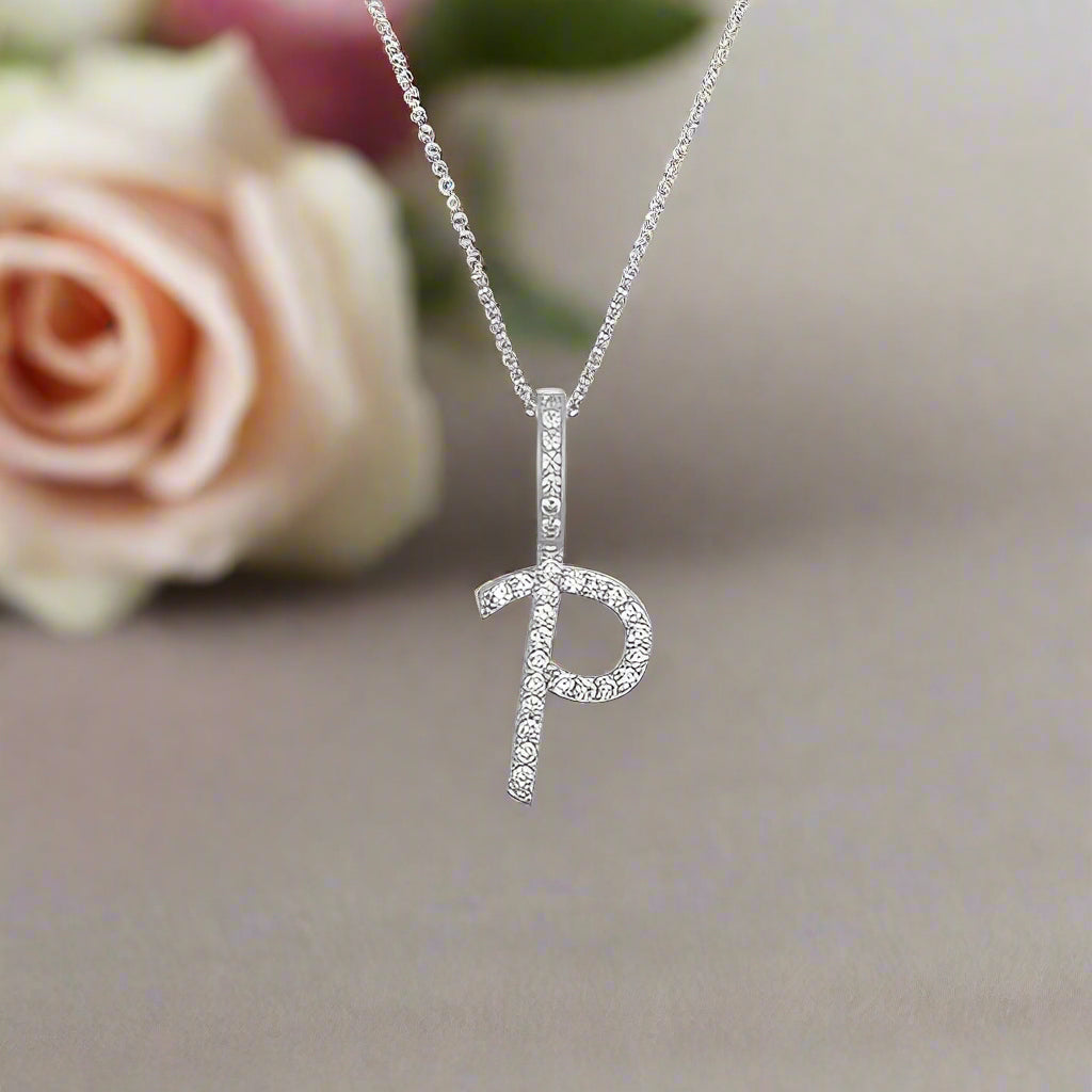 Collier avec pendentif initial en moissanite et argent sterling