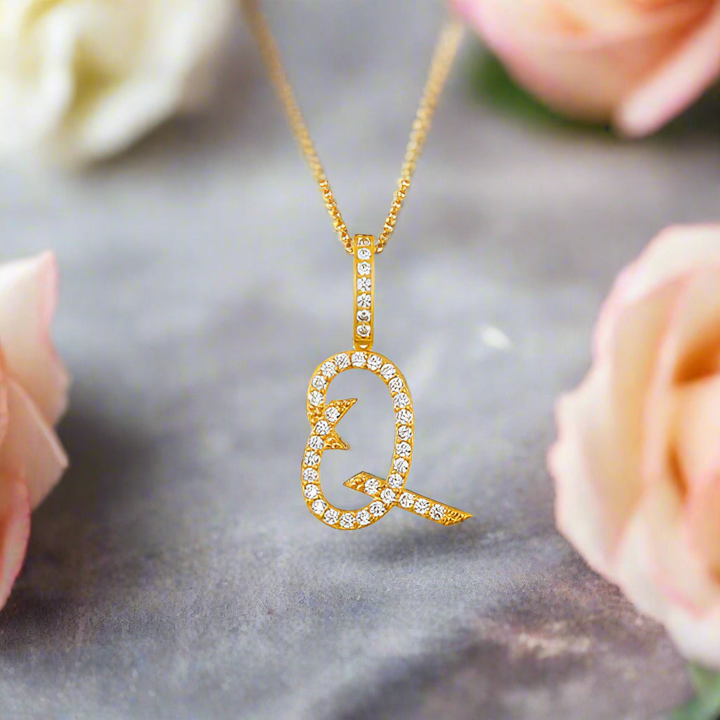 Collar con colgante inicial de moissanita en plata de ley bañada en oro