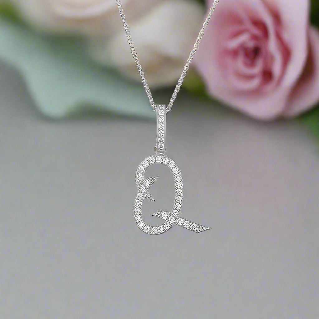 Collier avec pendentif initial en moissanite et argent sterling