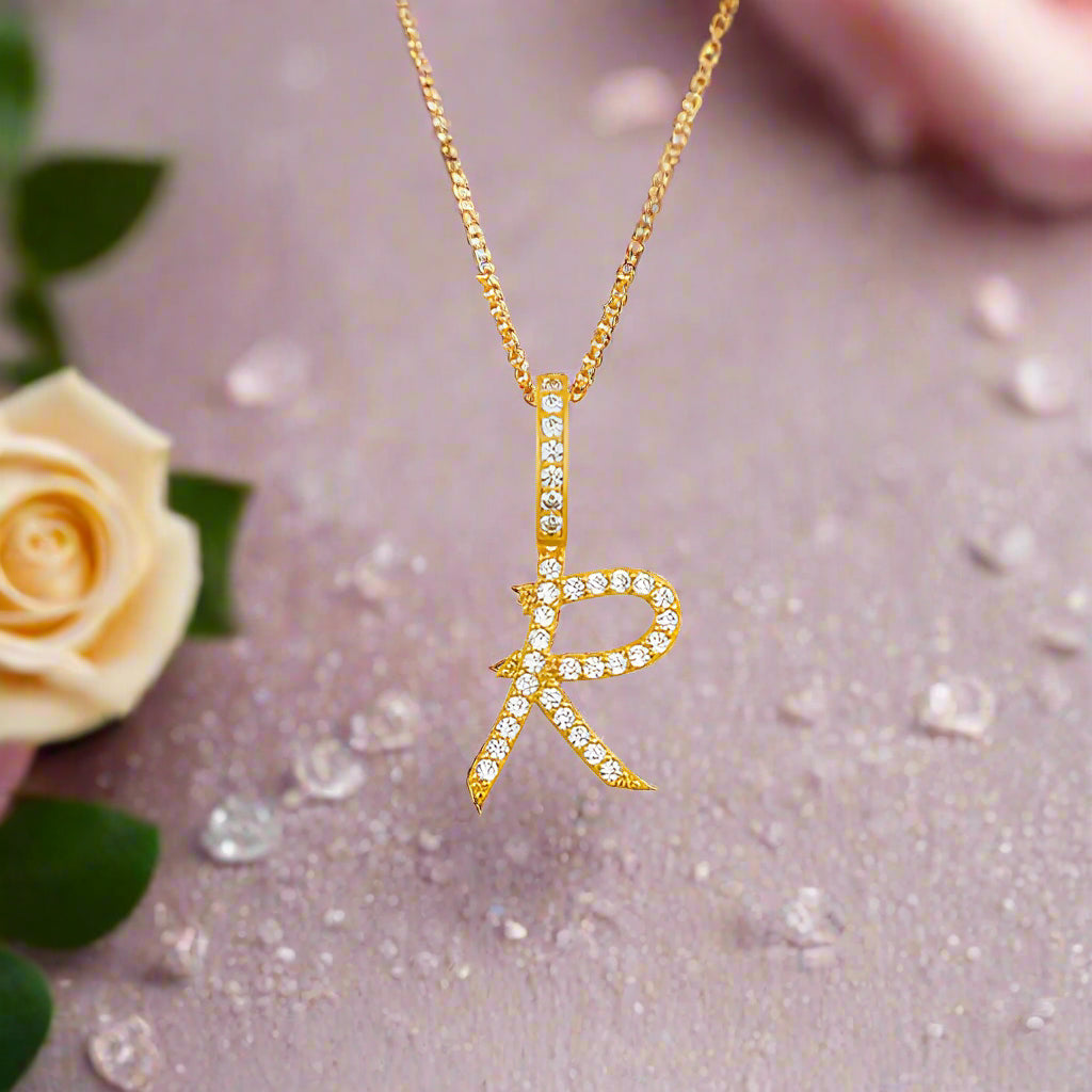 Collar con colgante inicial de moissanita en plata de ley bañada en oro