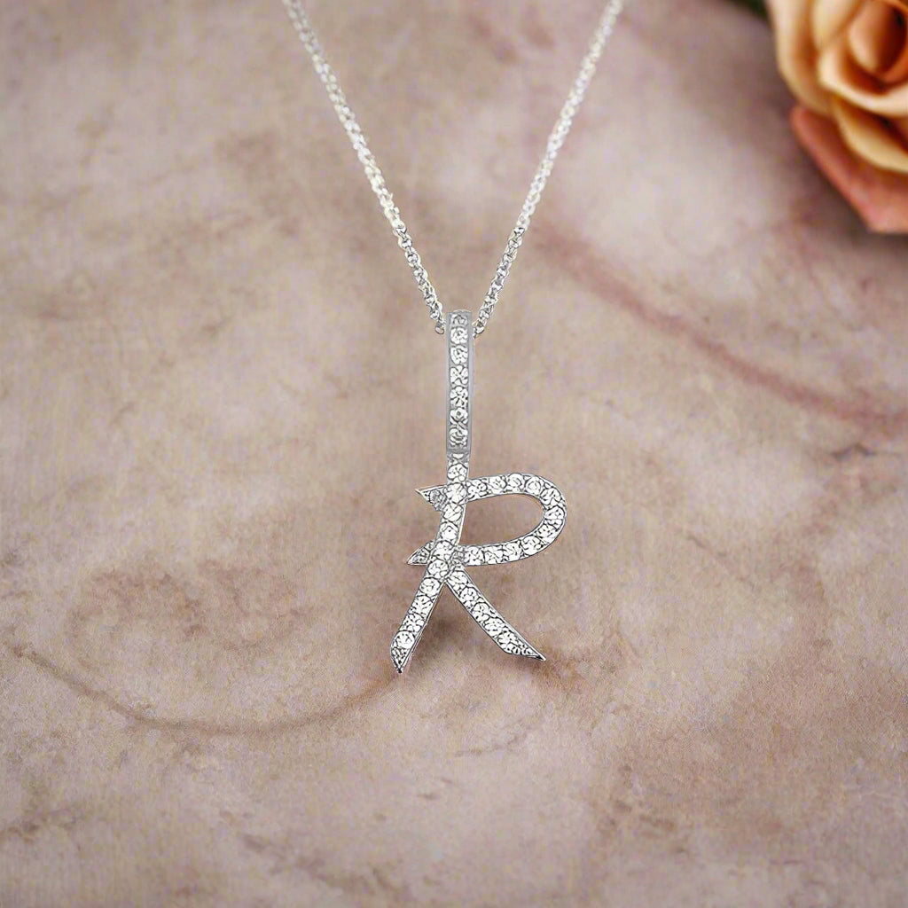 Collier avec pendentif initial en moissanite et argent sterling