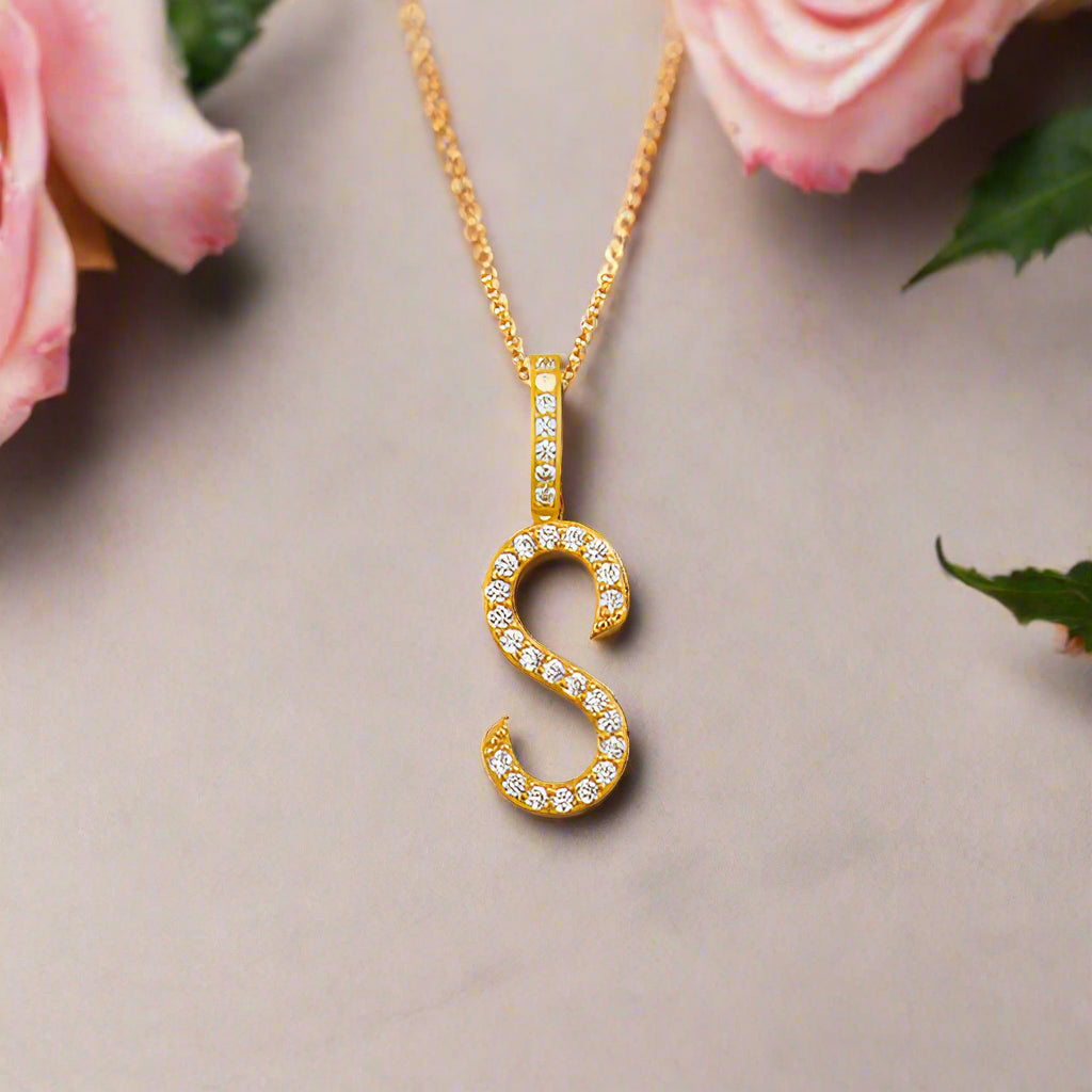 Collar con colgante inicial de moissanita en plata de ley bañada en oro