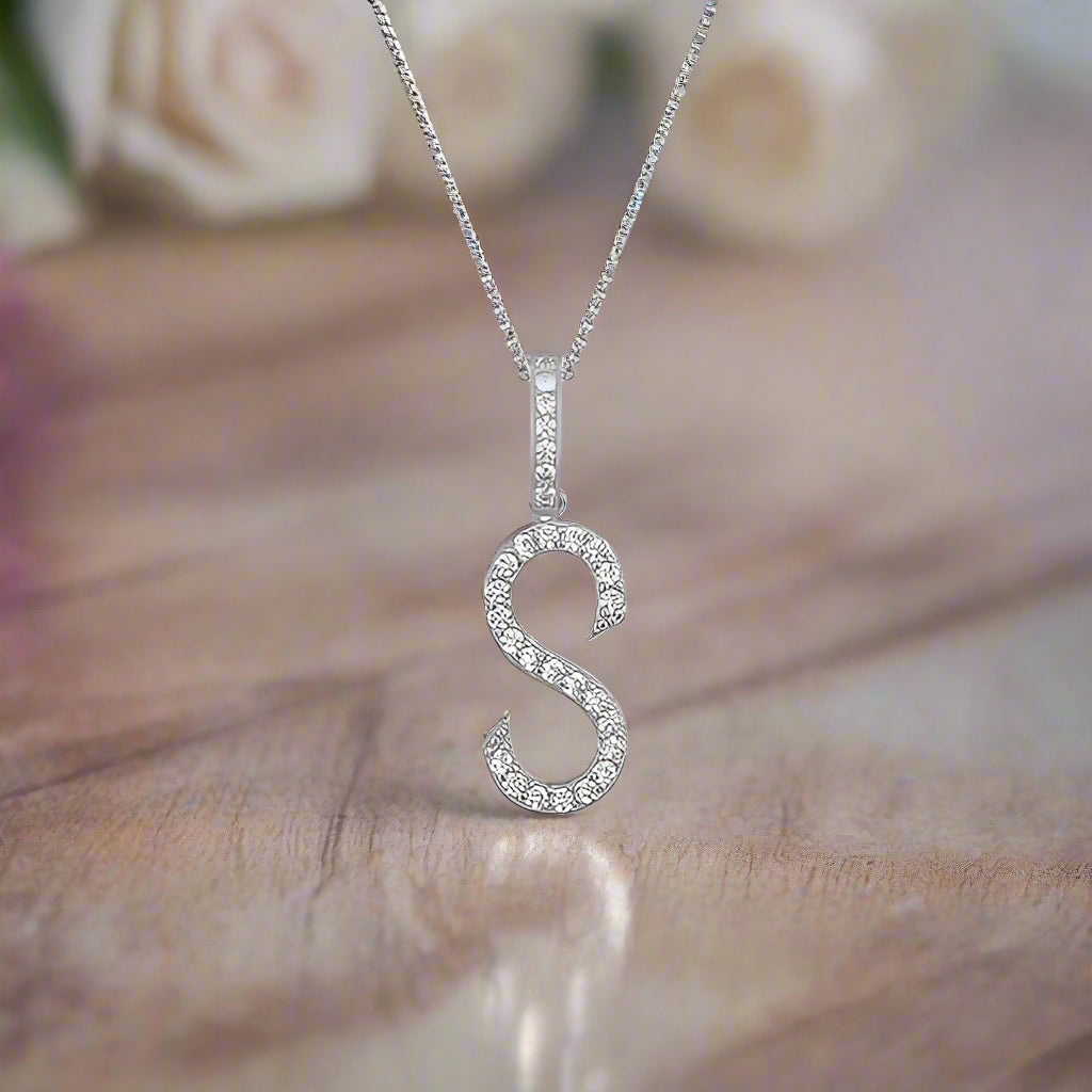 Collier avec pendentif initial en moissanite et argent sterling