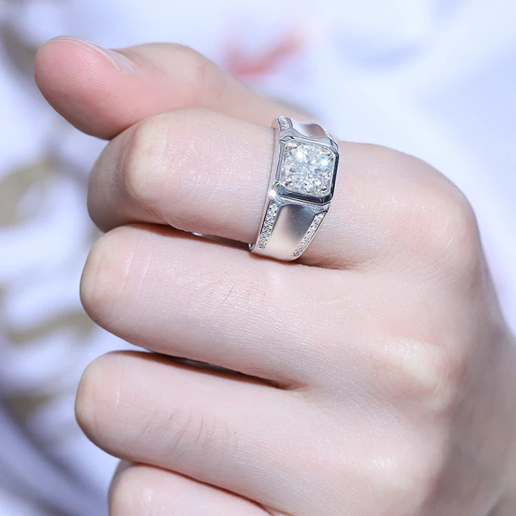 Anillo de plata esterlina con moissanita para hombre