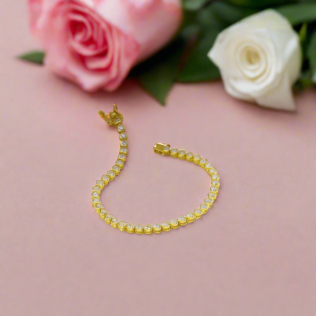 Pulsera de tenis con bisel de moissanita de 3 mm en forma de corazón en plata de ley chapada en oro de 14 quilates