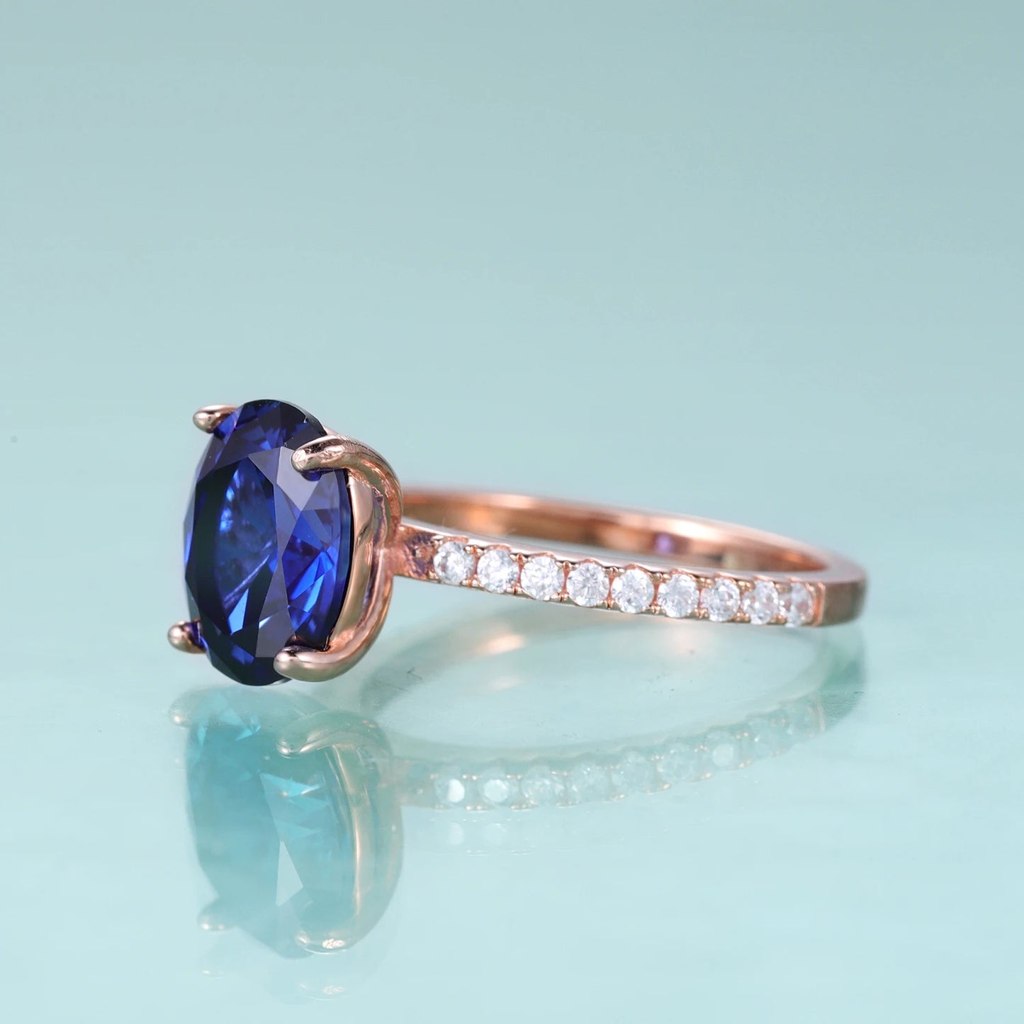 Anillo de compromiso con zafiro azul de laboratorio ovalado en plata de ley