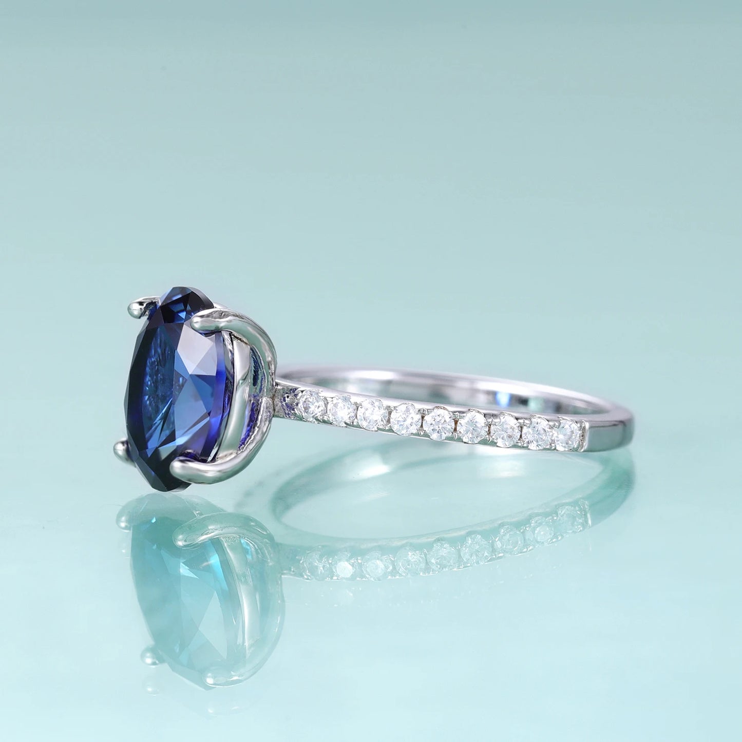 Anillo de compromiso con zafiro azul de laboratorio ovalado en plata de ley