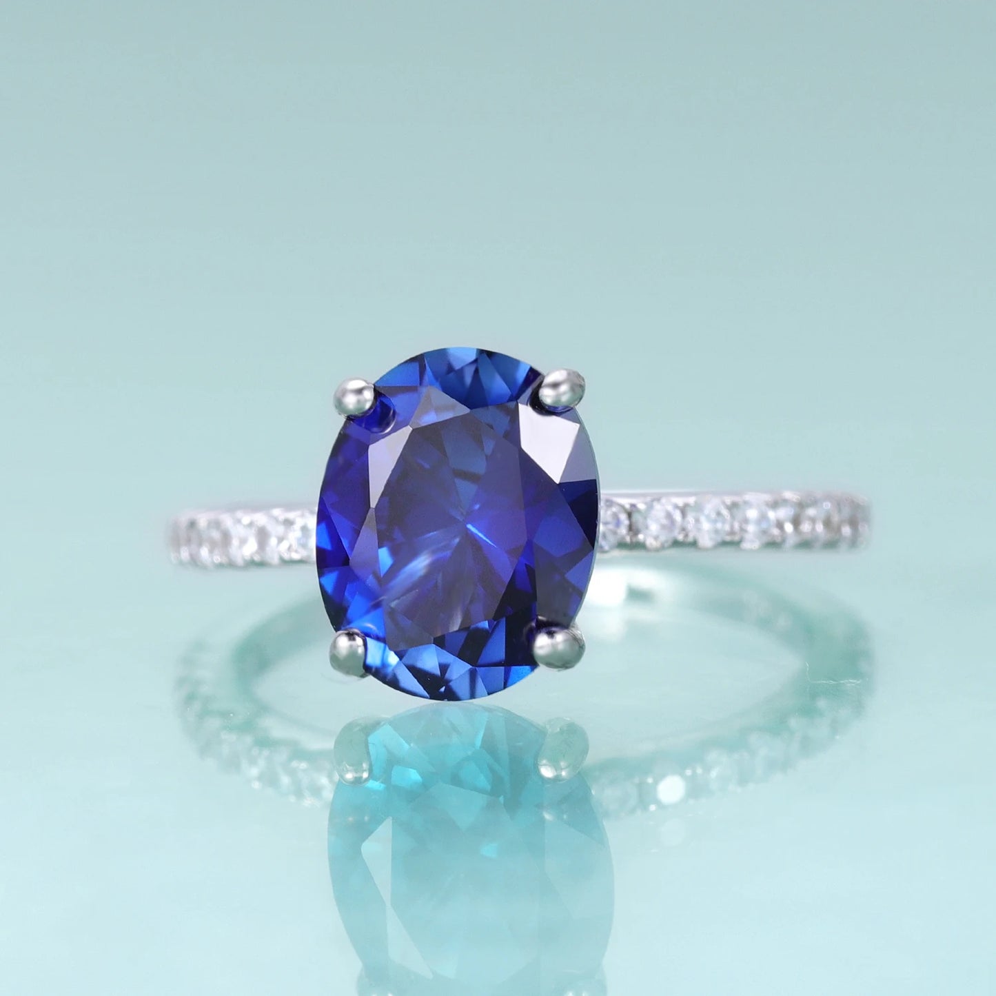 Anillo de compromiso con zafiro azul de laboratorio ovalado en plata de ley