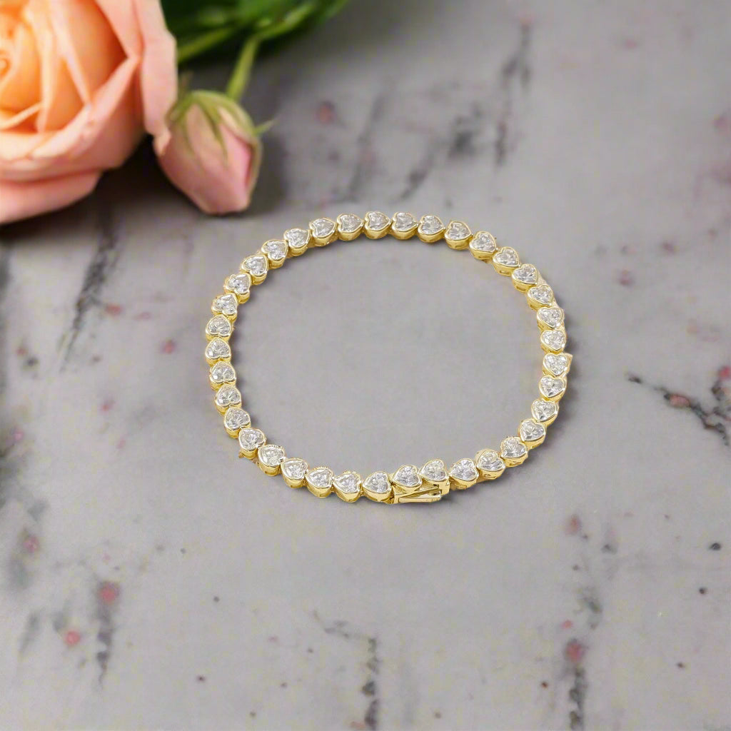 Pulsera de tenis con bisel de moissanita de 4 mm en forma de corazón en plata de ley chapada en oro de 14 quilates