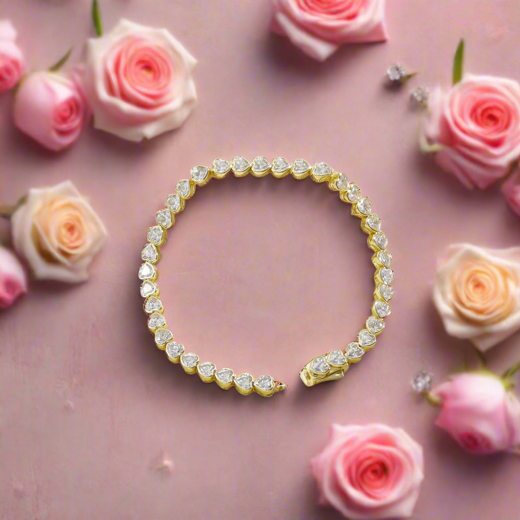 Pulsera de tenis con bisel de moissanita de 4 mm en forma de corazón en plata de ley chapada en oro de 14 quilates