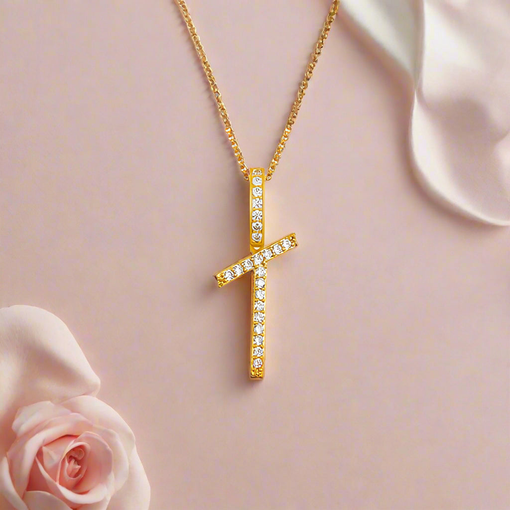Collar con colgante inicial de moissanita en plata de ley bañada en oro