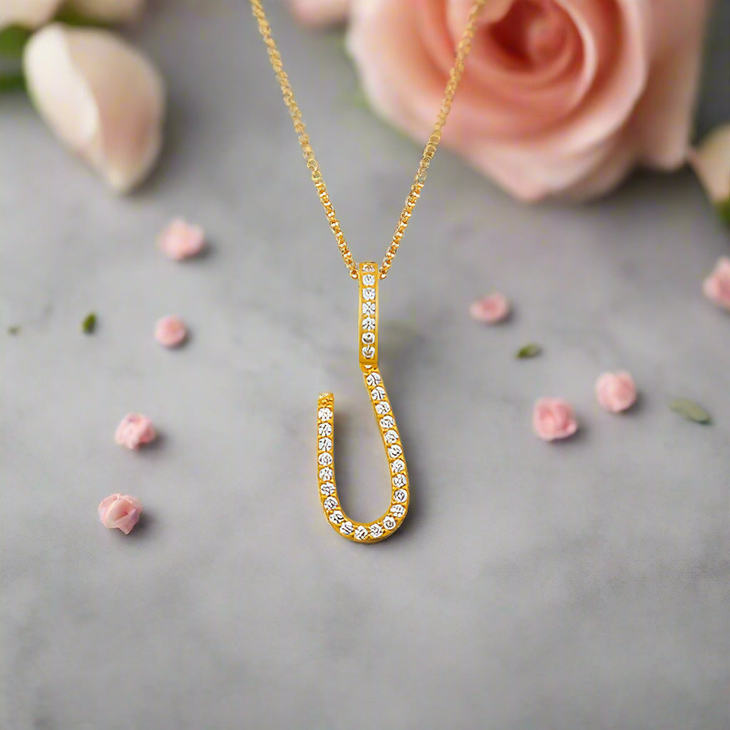 Collar con colgante inicial de moissanita en plata de ley bañada en oro