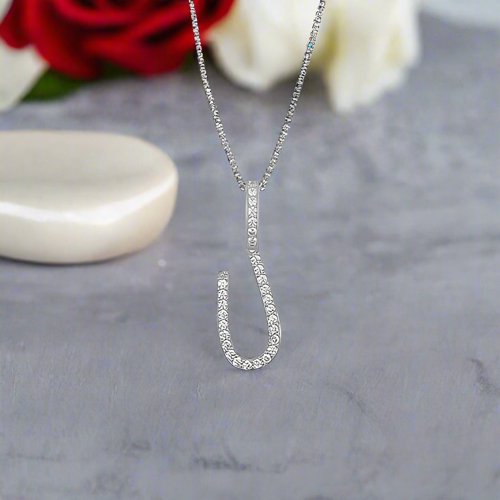 Collier avec pendentif initial en moissanite et argent sterling