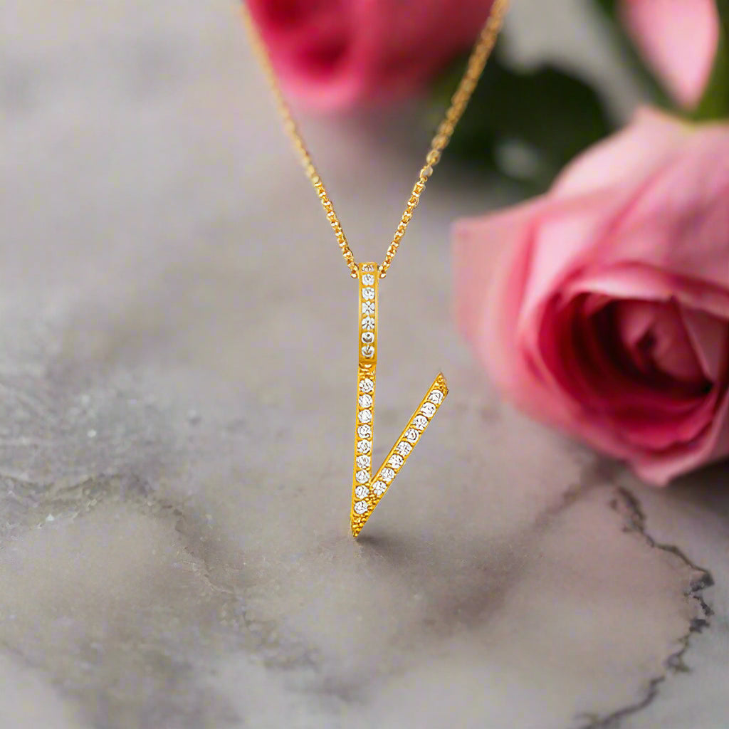 Collar con colgante inicial de moissanita en plata de ley bañada en oro
