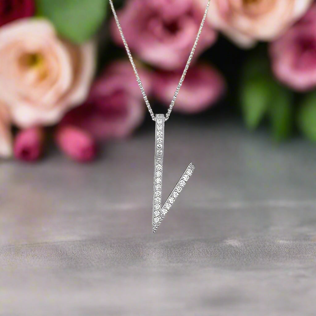 Collier avec pendentif initial en moissanite et argent sterling
